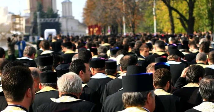 Craiova: Unii preoţi spun că tinerilor de la Teologie le lipsesc mentorii.