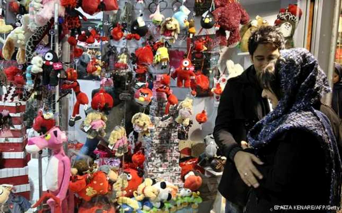Tot mai mulţi tineri iranieni care formează un cuplu locuiesc împreună, deşi nu s-au căsătorit FOTO AFP