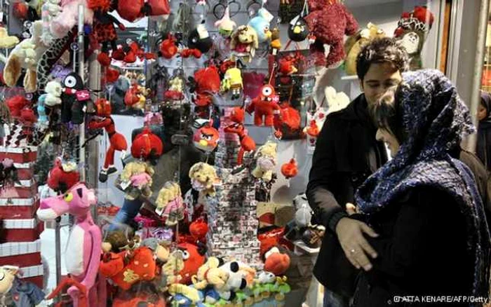 Tot mai mulţi tineri iranieni care formează un cuplu locuiesc împreună, deşi nu s-au căsătorit FOTO AFP