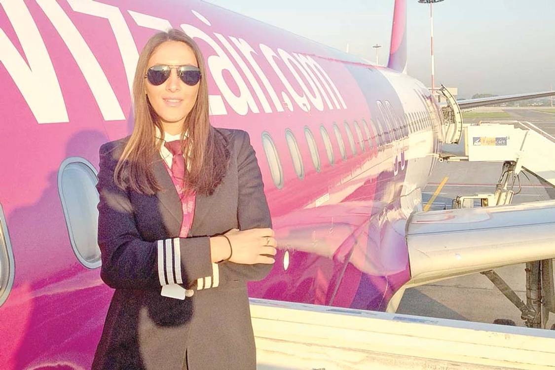 
    Tânăra este la manşa aeronavelor de mai  bine de zece ani  