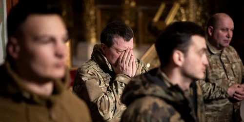 Imagini impresionante cu soldaţii ucrainieni rugându-se. Foto Profimedia