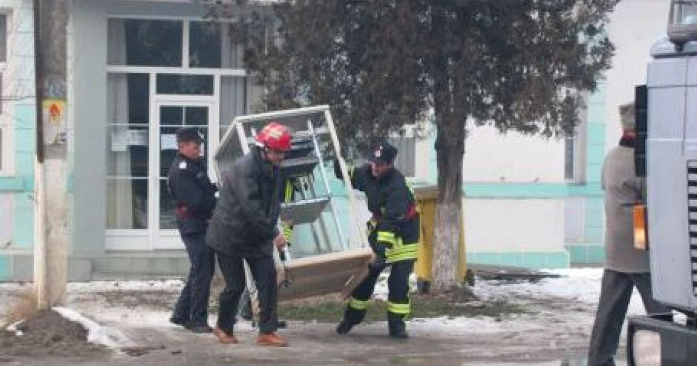 Sediul instituţiei din Ocna Mureş a fost evacuat după alunecările de teren