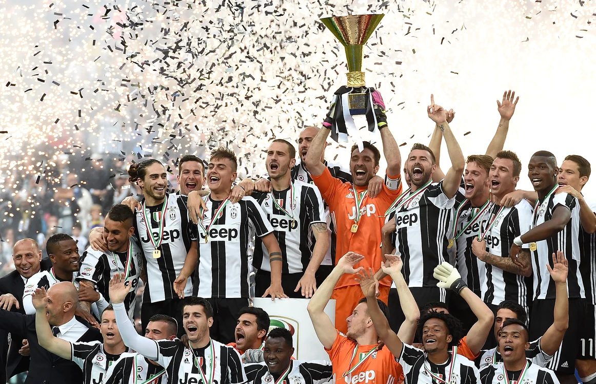 
    Torino s-a îmrăcat în al şi negru pentru a sărbători al 32-lea titlu al lui JuventusFOTO: Getty Images  