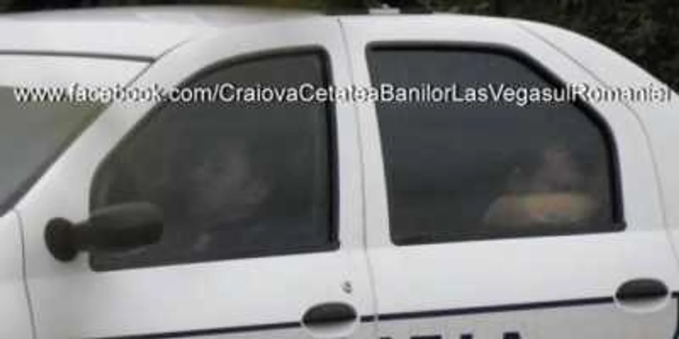Poliţiştii au fost fotografiaţi în timp ce dormeau în maşina de serviciu