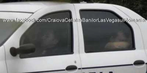 Poliţiştii au fost fotografiaţi în timp ce dormeau în maşina de serviciu
