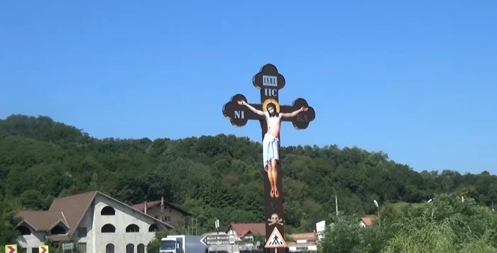 Crucea uriașă de pe DN7 Dealul Negru din zona Topolog Milcoiu în județul Vâlcea Foto Daciana Stoica