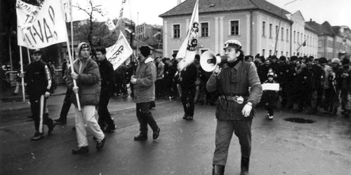 Calendar 22 ianuarie 1999   A cincea mineriadă: „Pacea de la Cozia”  Au început negocierile dintre premierul Radu Vasile și liderul minerilor Miron Cozma jpeg