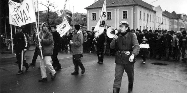 Calendar 22 ianuarie 1999   A cincea mineriadă: „Pacea de la Cozia”  Au început negocierile dintre premierul Radu Vasile și liderul minerilor Miron Cozma jpeg