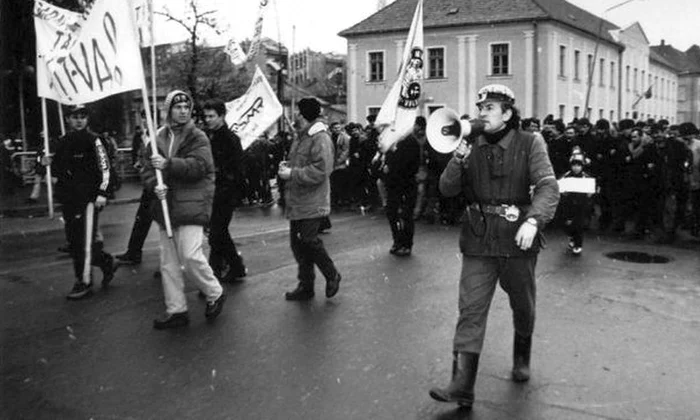 Calendar 22 ianuarie 1999   A cincea mineriadă: „Pacea de la Cozia”  Au început negocierile dintre premierul Radu Vasile și liderul minerilor Miron Cozma jpeg