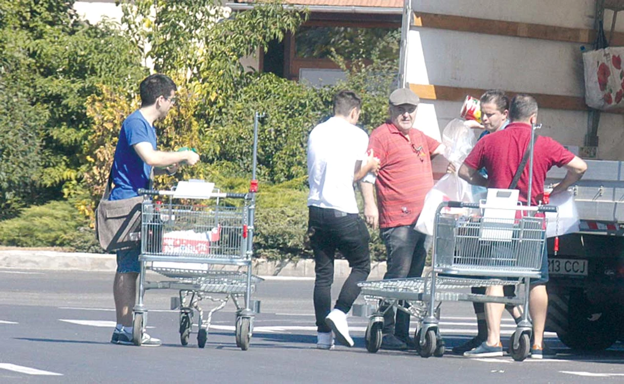 Tatăl şi fiul, împreună cu angajaţii, au încărcat marfa într-o dubiţă