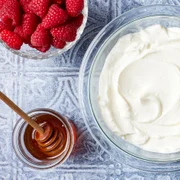 Iaurt grecesc Foto Bigger Bolder Baking dms