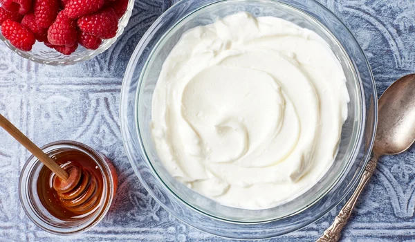 Iaurt grecesc Foto Bigger Bolder Baking dms