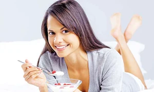 femeie iaurt fructe254455 0 jpeg