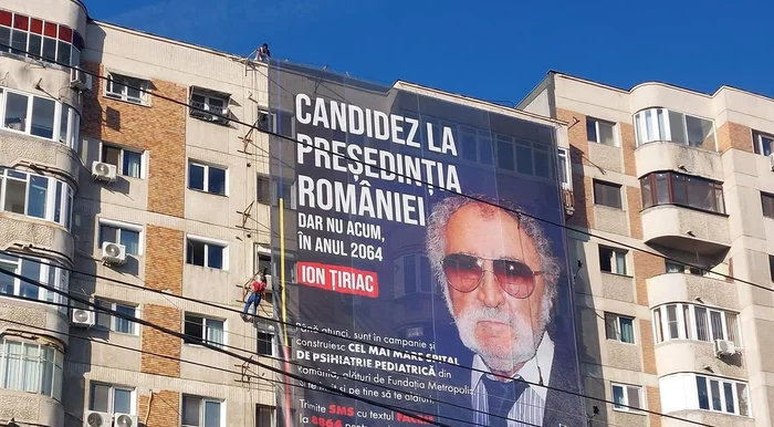 Afișele cu Ion Țiriac sunt montate pe clădirile din Capitală. Foto Fundația Metropolis