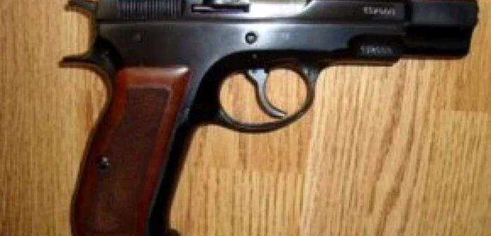 Craiova:A tras cu pistolul de bucurie că împlineşte 24 de ani