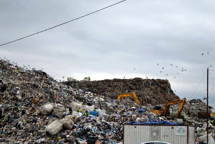 Peste 2.000 de clujeni trăiesc în apropierea rampei de deşeuri de la Pata Rât. FOTO: Prefectura Cluj