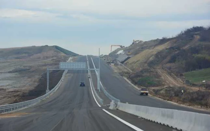 Autostrada este aproape gata pentru a fi deschisă circulaţiei. Foto Ziarul Unirea