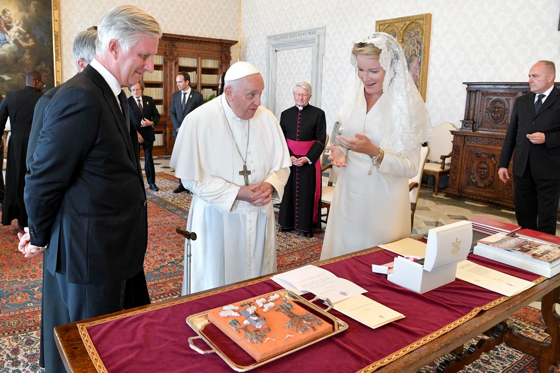 Papa Francisc alături de Regina Mathilda și Regele Filip Foto belgannewsagency eu jpg