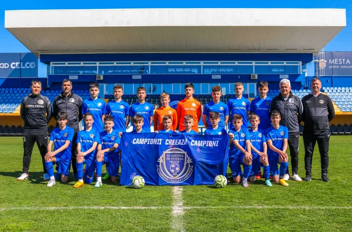 Copii și antrenori pe stadionul Academiei lui Hagi