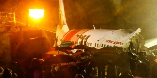 Accident aviatic în sud-vestul Indiei un Boeing 737 al companiei Air India s-a rupt în două la aterizare pe aeroportul Calicut FOTO AFP