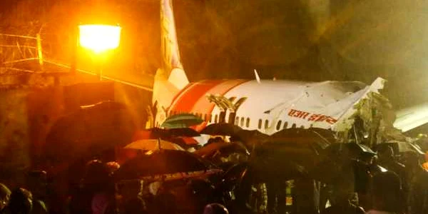 Accident aviatic în sud-vestul Indiei un Boeing 737 al companiei Air India s-a rupt în două la aterizare pe aeroportul Calicut FOTO AFP