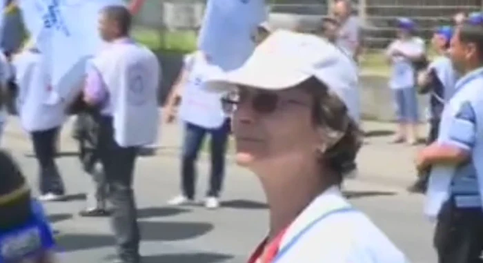 
    Profesoara e la catedră de 16 anifoto: captură video  