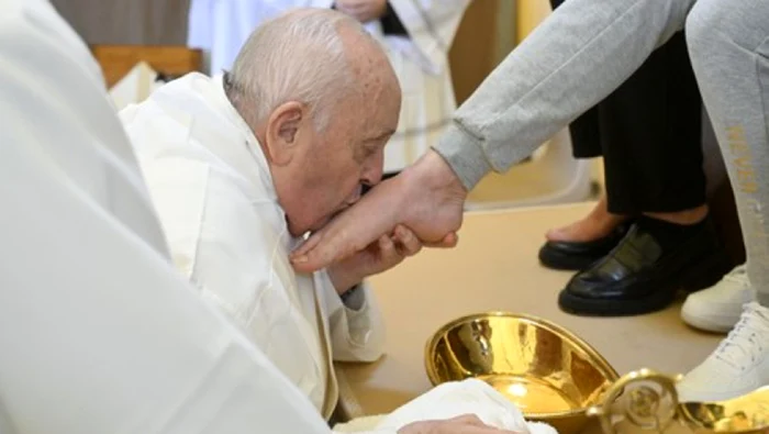 Papa Francisc, sărutând piciorul unei deținute. Foto: Profimedia Images