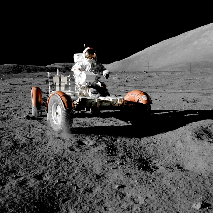 Astronautul NASA, Gene Cernan într-o incursiune pe Lună, în prima parte a misiunii „Apollo 17“ FOTO Reuters