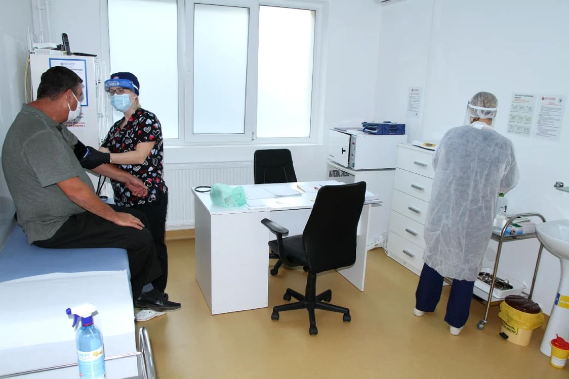 Personalul Centrului de Permanență Ostroveni din Râmnicu Vâlcea când acesta mai funcționa