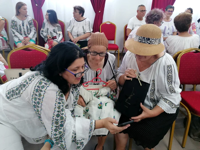 Așteptând să le fie evaluate iile cusute în timpul anului FOTO: A.M.