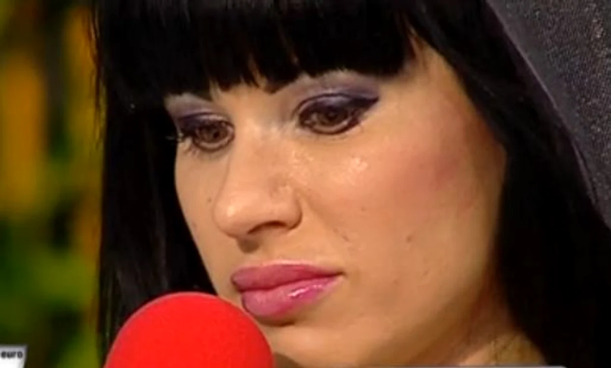 În timp ce vorbea despre tatăl ei, Roxanei i s-au umplut ochii de lacrimi (captură: Kanal D)