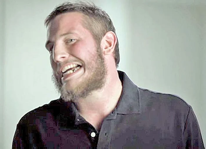 Implantul dentar cu rol de desfăcător este confecţionat din titan şi prevăzut cu un şănţuleţ în care este introdusă marginea capacului de sticlă