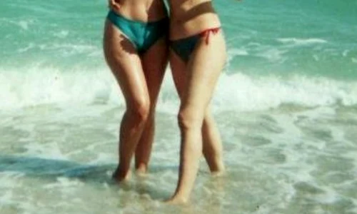 silvia si laura la mare pe plaja jpeg