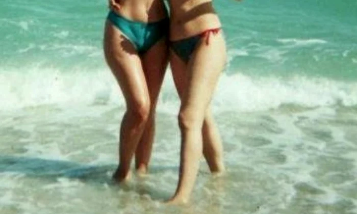 silvia si laura la mare pe plaja jpeg