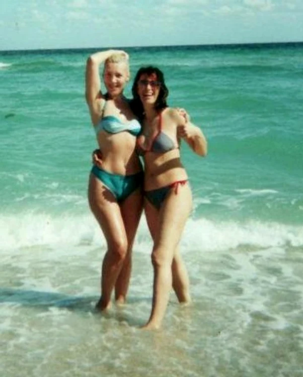 silvia si laura la mare pe plaja jpeg