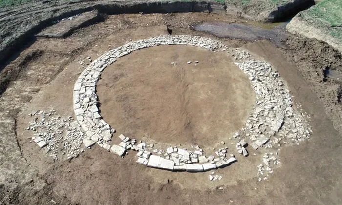 Mormântul circular din epoca romană descoperit în sudul Germaniei (© Manfred Woidich / Archäologiebüro)