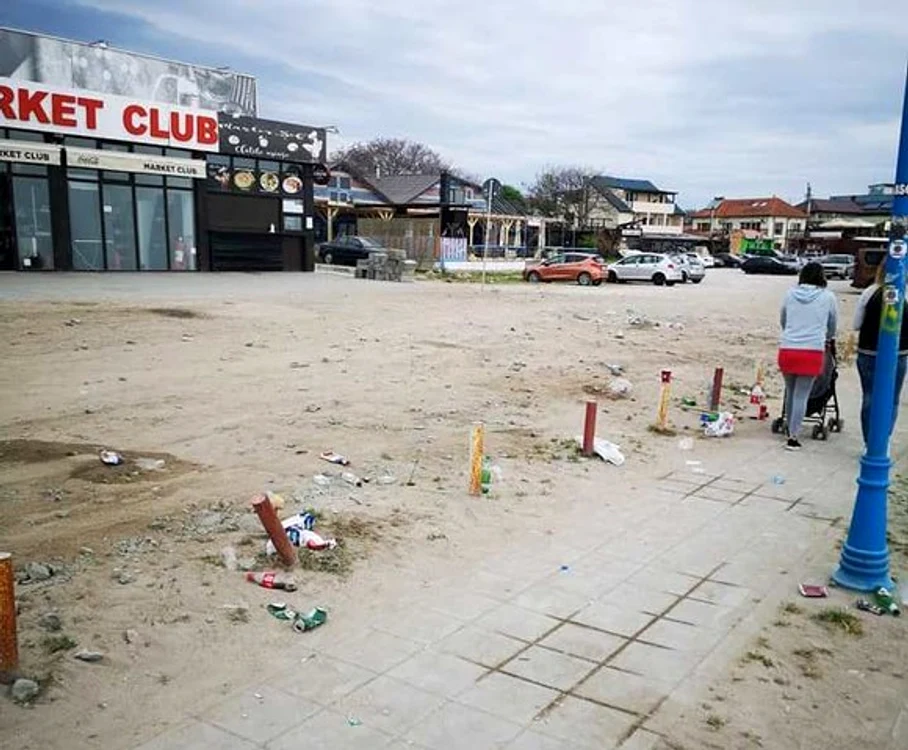 
    Plaja de la Vama Veche, plină de gunoaie după marea relaxareFotografii: Grupul Vama Veche   