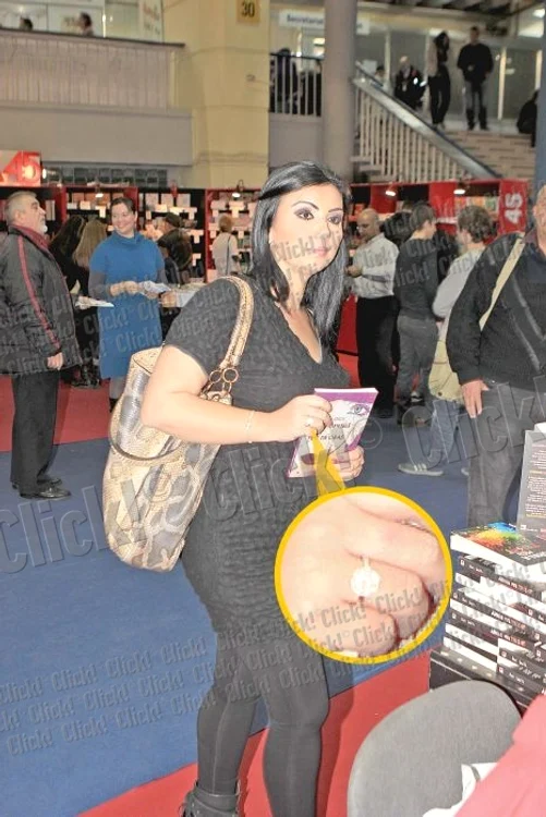 
    Inelul de pe mâna dreaptă a Adrianei a atras toate privirile curioşilor.  