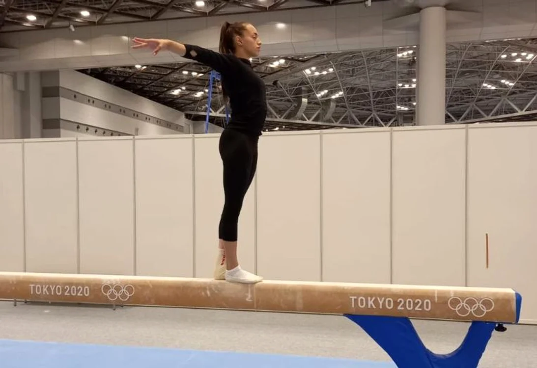 
    Larisa Iordache s-a urcat din nou pe bârnă la TokyoFOTO: Facebook  