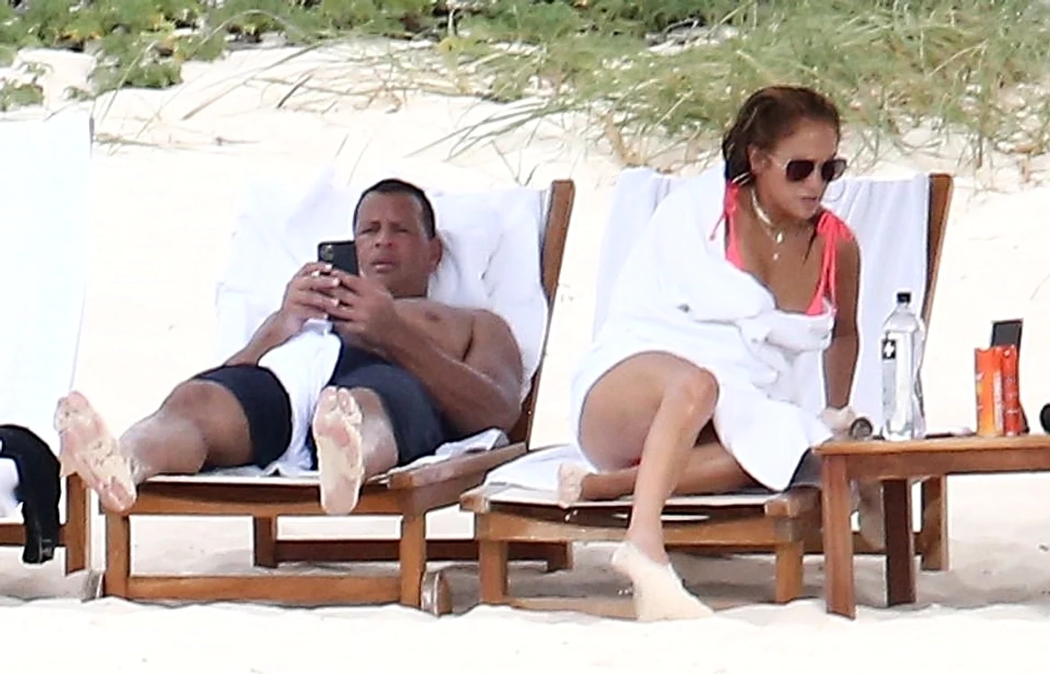 Jennifer Lopez și logodnicul ei Alex Rodriguez se relaxează pe o plajă pustie din Turks and Caicosfoto: Profimedia