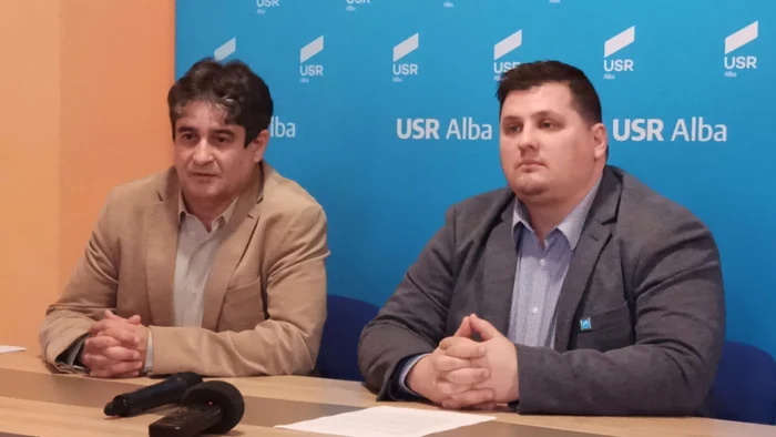 Gabriel Pleşa (stânga) şi liderul USR Alba, Beniamin Todosiu