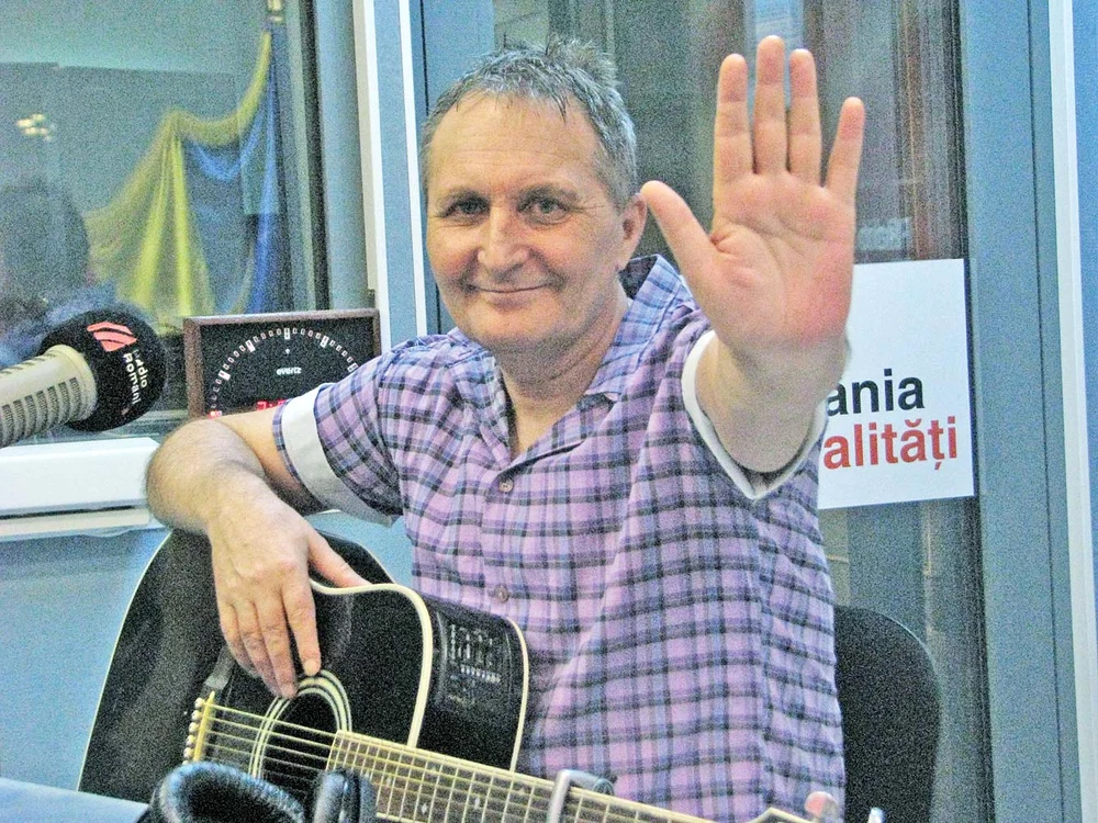 
    Primar de 10 ani, autorul hit-ului "Omul bun şi pomul copt" este acuzat că ar fi plătit 2 milioane de lei pe o canalizare care nu există  