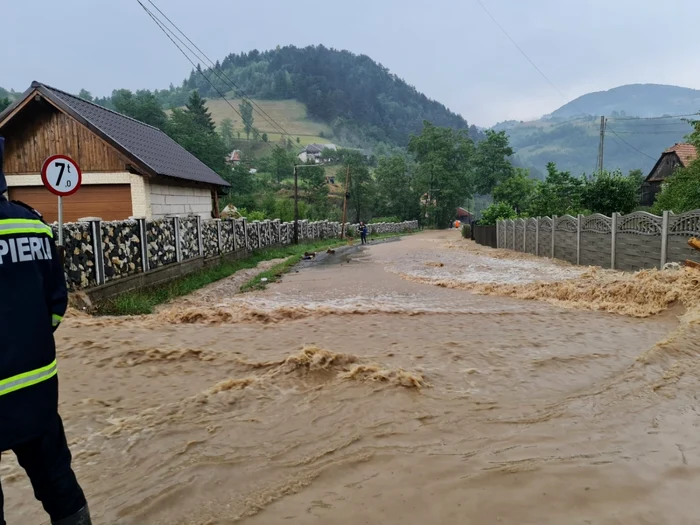 DN 75, blocat de viitură în zina localităţii Păşteşti din Bistra. Foto: ISU Alba