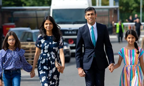 Premierul Marii Britanii Rishi Sunak, sotia sa, Akshata Murty, si fiicele lor pagina oficiala jpg
