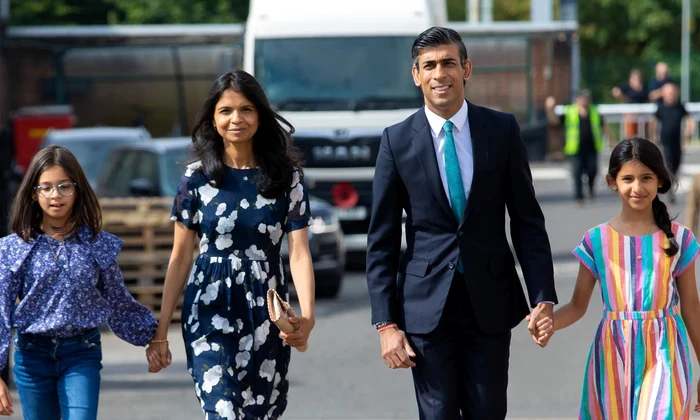 Premierul Marii Britanii Rishi Sunak, sotia sa, Akshata Murty, si fiicele lor   pagina oficiala jpg