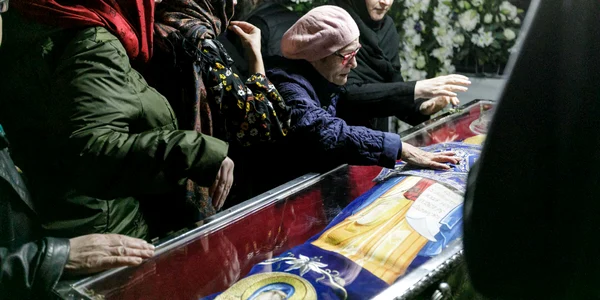 Procesiunea scoaterii spre inchinare a moastelor Sf Parascheva 2023   Foto Silviu Cluci redim 5242 jpg
