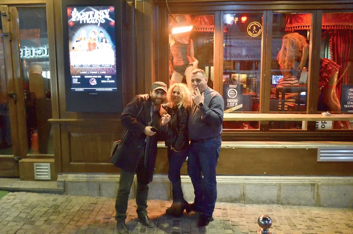 Sofia Ştefan (37 de ani) şi Iulian Amza (37 de ani) au ieşit din Bordello Bar pentru a-şi fuma ţigările sub cerul înstelatFoto: Mihai Caliu