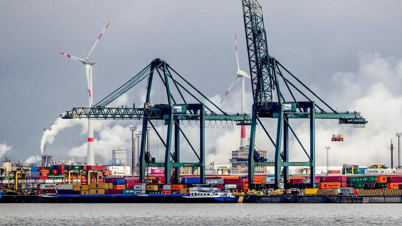 Portul Anvers-Bruges s-a transformat într-o parcare uriașă de mașini FOTO: X