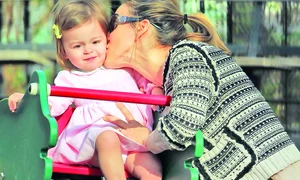 Actriţa o pupă drăgăstos  pe una dintre gemene,  care râde fericită    jpeg