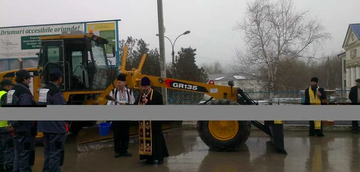 Oamenii din
Ciuciuleni s-au adunat în centrul satului pentru a participa la lansarea
servicului comunal intercomunitar. Foto Polina Cupcea